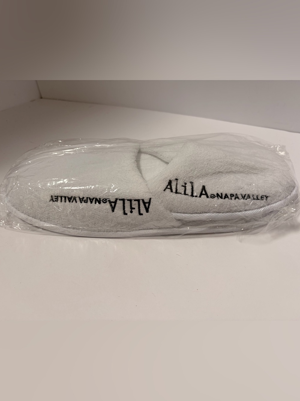 NAPA VALLEY Allia Onapava White Embroidered Spa Slippers